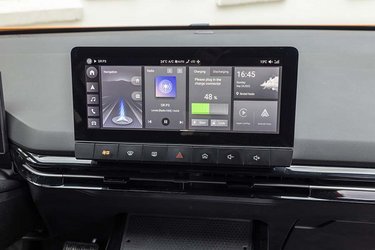 Der er danske menuer på skærmen, og den reagerer udmærket på fingertryk. Der er også Apple CarPlay og Android Auto, men begge dele kræver brug af kabel.