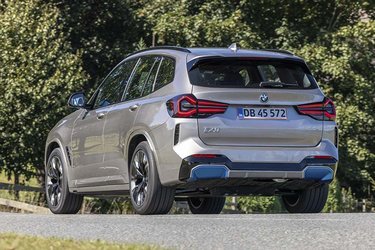 Der er ingen udstødningsrør på en elbil, men bagenden har stadig et lidt aggressivt design med racer-lignende skørter.