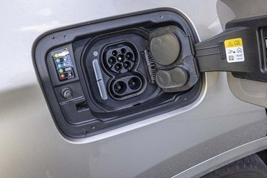 Du kan hjemmelade med op til 11 kW, og på lynladerne kan du lade med op til 150 kW. Vores lynladetest gav 30 kWh efter 15 minutter, det giver en øget rækkevidde på 165 km. Efter 30 minutter havde bilen ladet 48 kWh og dermed forøget rækkevidden med 260 km.