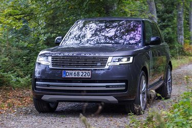 Fronten er formet som en samlet afrundet flade med grillen og de store bogstaver foroven som tydelige identitetsgivere. Range Rover klarer sig lige godt som en limousine på asfalten som en offroader i terrænet.
