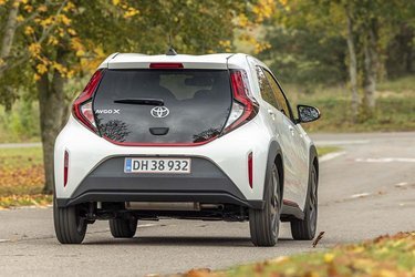 Baglygter og bagklap holder i grove træk designet fra den oprindelige Aygo med de lodrette baglygter og den store glas-bagklap.