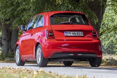 Der sælges kun to udstyrsvarianter af 500e i Danmark: Icon Pack og La Prima. Prisforskellen er 30.000 kr., men man får også meget udstyr der giver ejerglæde i hverdagen. Den nye Fiat importør kører en politik med kampagne-modeller, så navnene kan være ændret om et halvt år, selvom man reelt næsten køber en bil med samme udstyrsniveau.
