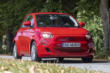Fiat 500e kan p.t. kun købes som 3-dørs hatchback som her eller som cabriolet til en merpris på 20.000 kr. Der findes også en variant med to døre i bilens højre side, men den markedsføres ikke p.t.