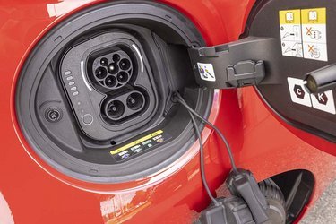 Ladestikket sidder på bilens højre side bagved. Bilen lader med 11 kW hjemme, og kan også hurtiglade når du er på langtur. Under vores test ladede vi i gennemsnit med en ladeeffekt på 72 kW de første 15 minutter og 54 kW i løbet af en halv time.