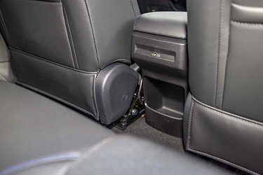 Der er et enkelt USB-stik af den gamle type ved bagsædet. Så bagsædepassagererne må skiftes til at lade mobilen op. 