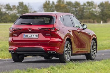 De lange vandrette lygter er typiske for Mazda og giver bilen et dynamisk udtryk. Bemærk de fire små udstødningsrør, der blot til er pynt.