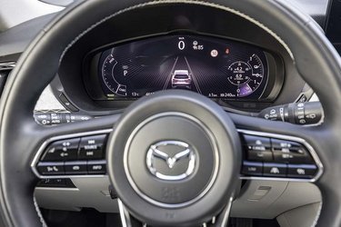 Instrumenthuset er flot og med tydelig visning af hastigheden som tal i midten. Til højre ses de to tankmålere, der angiver dels mængden af benzin, dels mængden af strøm på batteriet. Nedenfor er rækkevidde på de to energiformer angivet i kilometer.