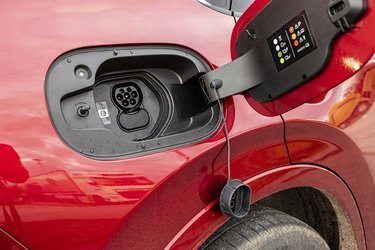 Ladestikket er placeret ved højre baghjul, og her kan man lade bilen med strøm fra to faser, hvilket giver en maksimal effekt på 7,4 kW. Dermed bliver ladetiden af batteriet på knap 18 kWh på 2,5 timer.