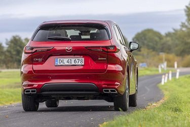 Mazda CX-60 er en flot bil efter vores bedømmelse, men dens køreegenskaber høster ikke samme mængde roser. Affjedringen er ukomfortabel, elmotoren larmer, og gearkassen skifter med meget mærkbare ryk.