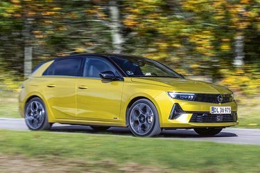 Opel Astra kommer nu i sin sjette generation, som hedder Astra L. Den er baseret på samme platform som Peugeot 308, men bygges fortsat i Rüsselsheim i Tyskland.