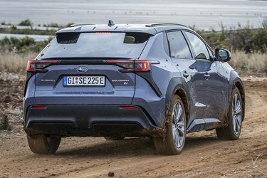 Subaru Solterra er udstyret med en dobbelt spoiler over bagruden. Den giver bilen karakter, men det sikrer også, at alle kan se den højt monterede stoplygte.