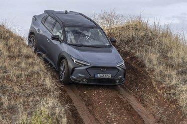 Offroad-egenskaberne er virkelig imponerende, og bilen kan både håndtere op- og nedkørsler helt automatisk, så man blot selv skal styre bilen rundt i sporet.