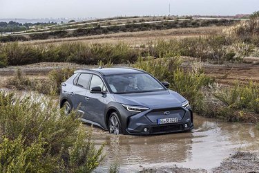 Subaru Solterra er godkendt til at køre gennem en halv meter vand. Batteriet er dermed helt under vand, men det er ikke noget problem, for det er indkapslet i en helt vandtæt kasse.