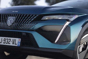 Der er kælet for alle detaljerne, og Peugeot 408 er en bil, der i den grad indeholder mange flotte detaljer. Sorte plast-paneler hele vejen rundt giver kontrast til lakfarven og gør 408 til en SUV-lignende hatchback.