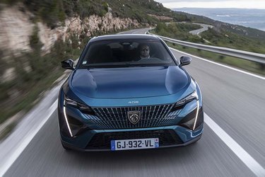 Den imposante front indeholder typiske Peugeot-elementer i form af lodrette LED-kørelys og grillen med de mange indfarvede felter, der udgør et flot mønster omkring det store Peugeot-logo.