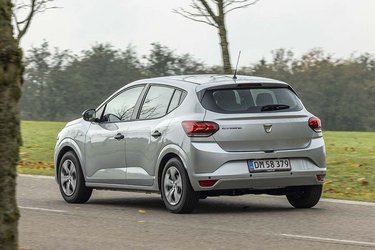 Dacia Sandero er næsten en halv klasse større end mange af konkurrenterne i prisklassen under 150.000 kr. Det betyder god plads ved bagsædet og et ret stort bagagerum.