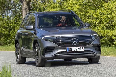 Mercedes-EQ EQB er en stor el-SUV med plads til op til syv personer. Den har altid samme batteristørrelse, men fås i udgaver med kun forhjulstræk eller som her med firehjulstræk.