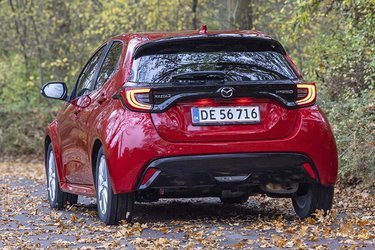 Nej, det er ikke en Toyota Yaris. Kun logo og model-emblem viser, at dette er Mazda 2.