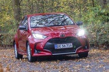 Lidt forvirrende kan du nu vælge Mazda 2 enten som hybrid- eller som benzinbil, men der er ikke tale om samme karrosseri. Benzinvarianten er udviklet af Mazda, mens hybridvarianten er udviklet af Toyota.