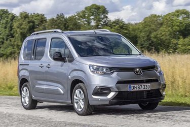 Her ser du en Proace Verso fra Toyota, men den findes også som Citroën, Opel og Peugeot.