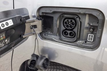 Hjemmeladning foregår med 11 kW, så du kan lade bilen op på under fem timer. På farten er det mere hurtig- end lynladning, og det gør bilen uegnet for dem som kører langt til hverdag. 