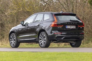 Plugin-hybriden har fået det hvide Recharge-skilt på bagklappen, og så er udstødningsrørene gjort usynlige.