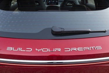 Bagpå står mærket skrevet helt ud. BYD er forkortelsen for Build Your Dreams, og derfor skal navnet udtales bogstav for bogstav B-Y-D ligesom BMW.