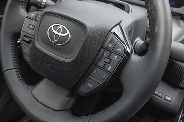 Ladelugen er placeret ved venstre forhjul. Der er et dæksel foran begge stik og kontrollys ovenfor. Hjemme kan bilen lade med tre faser og 11 kW, og på farten kan man DC-lade med op til 150 kW.