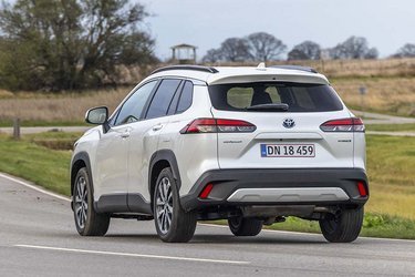 Bagfra ser Corolla Cross mere afdæmpet ud end forfra. Bemærk, at der kun står Corolla bag på bilen, og at udstødningsrørene er helt skjulte.