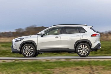 SUV-designet indbefatter store plastskærme ved alle hjul og et ret højt, sort plastic-panel under dørene. Frihøjden er 16 cm, og bilen kan bestilles med firehjulstræk for 40.000 kr. ekstra.