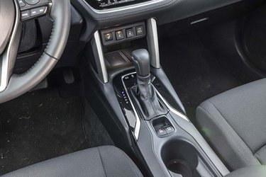 Gearstangen er traditionelt udformet som en mekanisk gearvælger, hvor man selv skal sætte den i P efter hver køretur. Bemærk pladsen til trådløs opladning af mobilen foran gearstangen.
