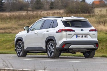 Toyota Corolla Cross fås kun med en og samme hybridmotor, som altså ikke er af typen, man kan lade op. Det betyder at bilen afgiftsmæssigt er at betragte som benzinbil, og det udløser en ret høj afgift.
