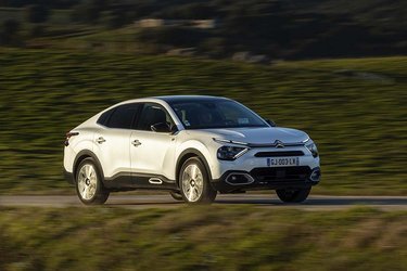 Citroën C4 X er en variant af den oprindelige C4, men forlænget 24 cm. Den har Citroëns gamle logo, selvom et nyt blev lanceret i efteråret 2022. 