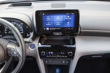 Yaris Cross fås med denne store trykskærm, der har trådløs Android Auto/Apple CarPlay. Og så er den højt placeret, så du ikke skal flytte fokus langt under kørslen. 