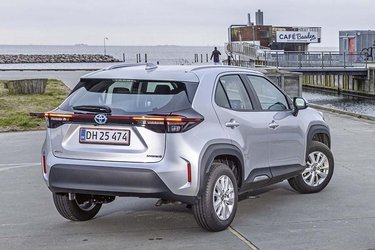 Cross-udgaven af Yaris er en mini-SUV, og designet er klassisk med rå plastpaneler rundt om hjulene.