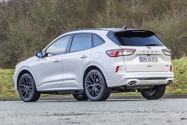 Ford Kuga Plugin Hybrid er en af Danmarks mest populære nye biler. Den kommer nu i en 2023-udgave, hvor ST-Line-udgaven nu fås med en særlig udstyrspakke Black Package. Den kendes bl.a. på det sorte KUGA-navn på bagklappen.