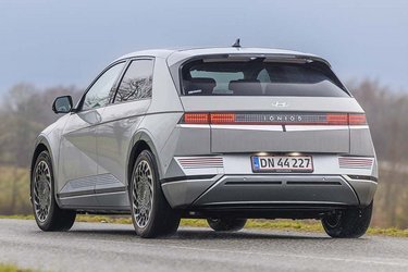 Pixel-designet giver bilen kant og gør den meget futuristisk. Baglygterne ser meget kække ud, desværre kan lyspakken ikke opgraderes med adaptive LED-forlygter.