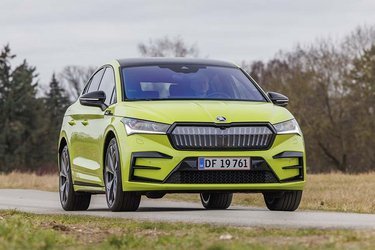 Enyaq topmodellen RS iV har op til 299 hk, hvis der vel om mærke er over 88 pct. strøm på batteriet. Facit er at bilen føles kvik men ikke hurtig i hverdagen. Der er langt op til den power du finder i Teslas ligeledes firehjulstrukne modeller.