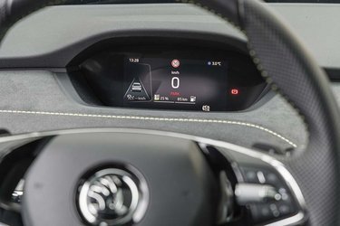 Testbilen havde ikke fået den samme visning, vi har set i nogle VW-modeller, hvor man også kan få en kørecomputer frem på instrumenterne. Men måske det kommer i en softwareopdatering. 