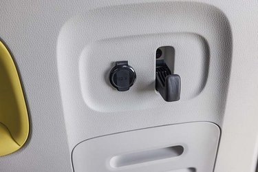 I bagagerummet på VW ID. Buzz finder man også posekrog og 12 Volt-udtag.