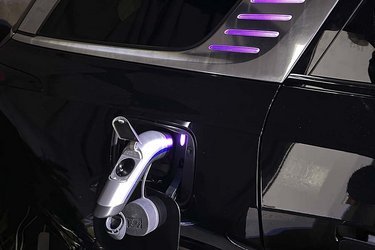Når bilen lades op, virker de farvede streger i C-stolpen som en indikator, der viser, hvor meget strøm, der er kommet på batteriet.