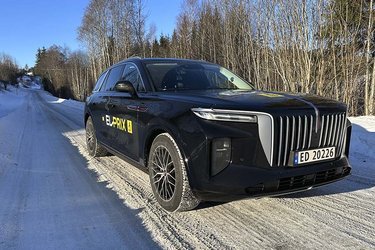 Den store elbil viste sig at klare snedækkede veje på overbevisende facon. Der er firehjulstræk og en lang række elektroniske hjælpesystemer, der fastholder bilen på vejen og på rette kurs-