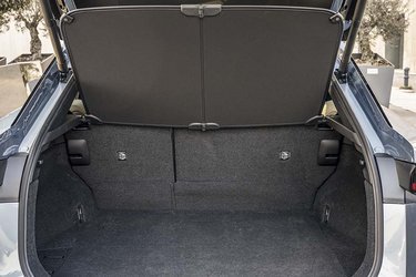Bagagerummet rummer 522 liter og har et ret stort rum under gulvet til ladekabler m.m. Bilen kan derudover udstyres med anhængertræk og må trække op til 750 kg.