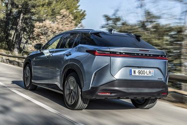 Bagenden skråner kraftigt og efterlader en enorm bagrude, der desværre ikke er udstyret med bagrudevisker. Lygtebåndet går i hele bilens bredde og er forsynet med det store LEXUS-navn.