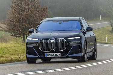 Rundt om de kæmpe store nyrer løber et smalt LED-bånd, der giver bilen en umiskendelig front om natten.