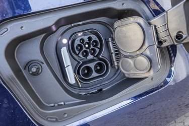 Lynladning skal kunne foregå med op til 200 kW i følge BMW, men det opnåede vi ikke under vores test. Reelt lader den dermed lidt langsommere i virkeligheden i forhold til konkurrenten Mercedes-EQ EQS. 