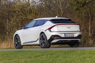 I forhold til basis-versionerne af EV6 har GT-varianten indfarvede skærme rundt om hjulene. Det giver bilen et mere elegant look, samme løsning er også anvendt på GT-Line-udstyrsvarianten.