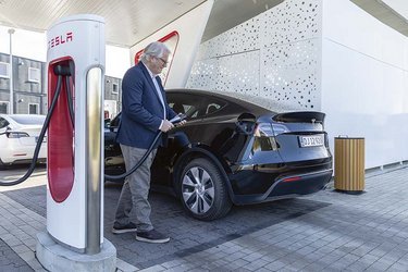 Det er let at lade en Tesla op på Teslas eget ladenetværk, hvor man via en knap på ladestikket kan åbne selve ladelugen på bilen. På andre stationer skal det ske via en app eller fra skærmen i bilen.