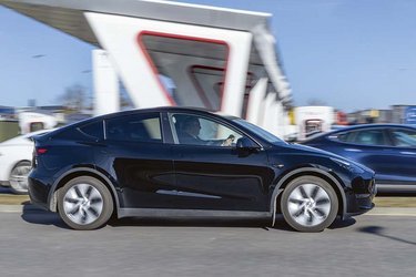 Tesla Model Y er en familie-SUV med fire sidedøre og en stor tophængslet bagklap. Designet er rent i linjerne.