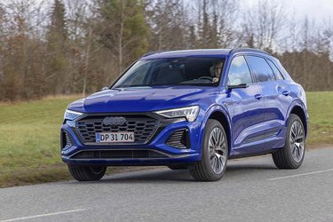 Audi Q8 e-tron er det nye navn på den faceliftede udgave af den model, der før blot hed e-tron. En let opdateret front er sammen med større batterier og forbedrede elmotorer de største nyheder.